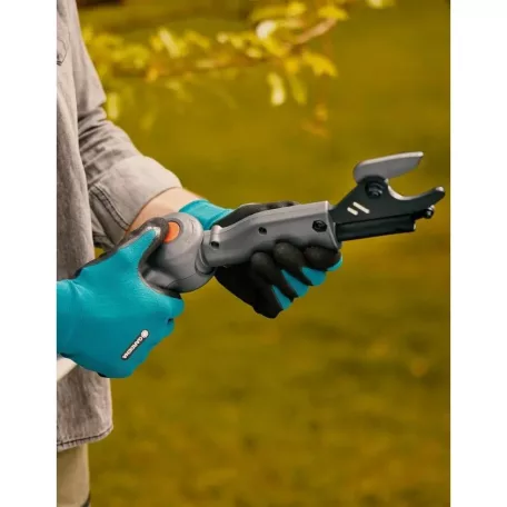 Gardena HighCut 250/18V P4A teleszkópos 
 akkumulátoros ágvágó olló aksival