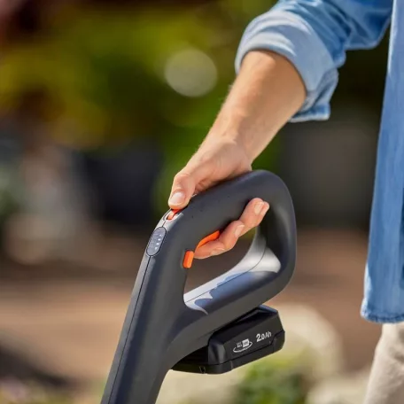 Gardena EasyWeed Akkumulátoros 
fugatisztító 1800/18V P4A akkumulátorral